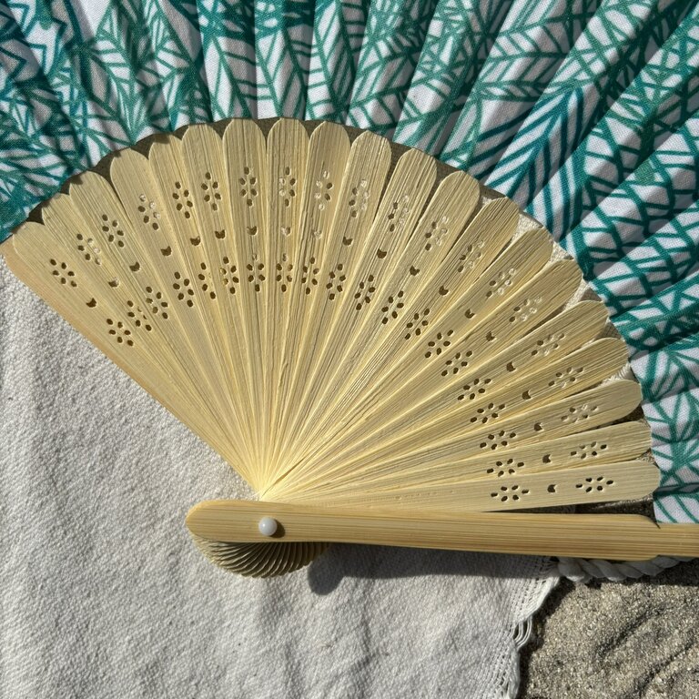 Éventail personnalisé en tissu au feuillage bleu vert sur fond blanc Éventail personnalisé en tissu au feuillage bleu vert sur fond blanc