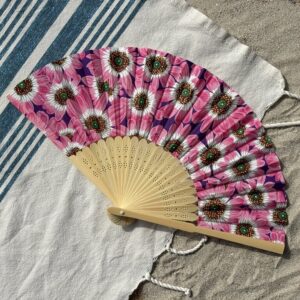 Éventail personnalisé en tissu à fleurs fuchsia sur fond mauve