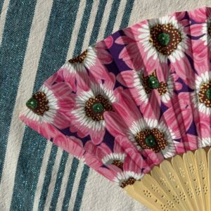 Éventail personnalisé en tissu à fleurs fuchsia sur fond mauve