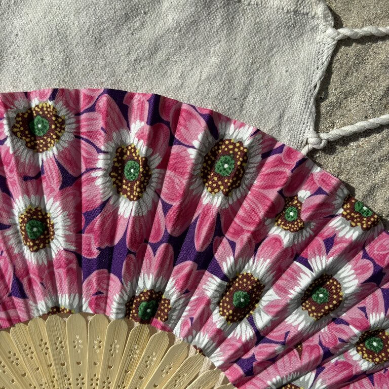 Éventail personnalisé en tissu à fleurs fuchsia sur fond mauve Éventail personnalisé en tissu à fleurs fuchsia sur fond mauve