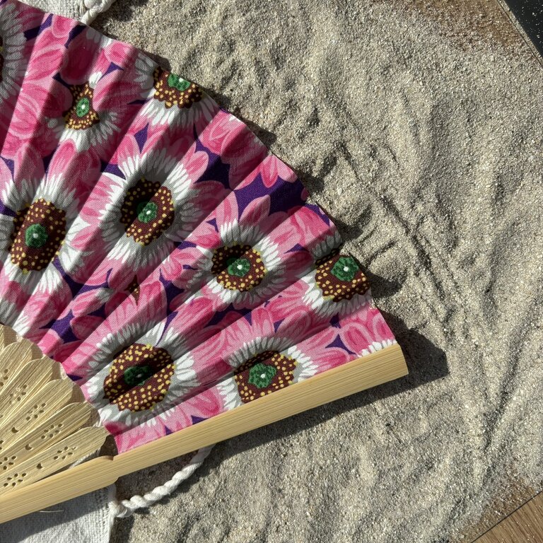 Éventail personnalisé en tissu à fleurs fuchsia sur fond mauve Éventail personnalisé en tissu à fleurs fuchsia sur fond mauve