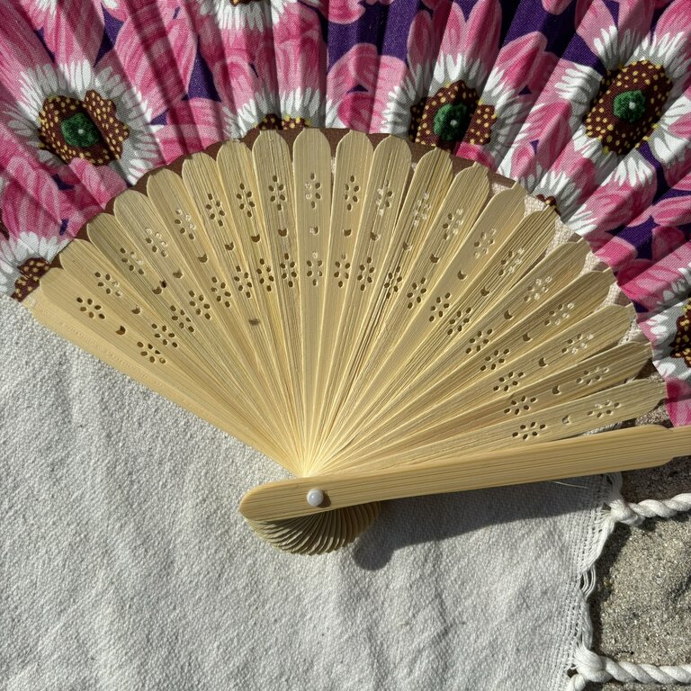 Éventail personnalisé en tissu à fleurs fuchsia sur fond mauve Éventail personnalisé en tissu à fleurs fuchsia sur fond mauve