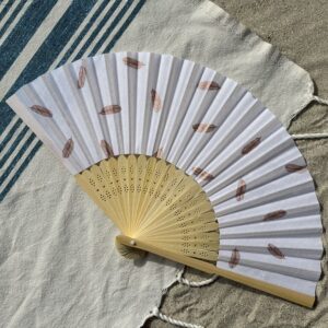 Éventail personnalisé en tissu à plumes rose doré sur fond blanc