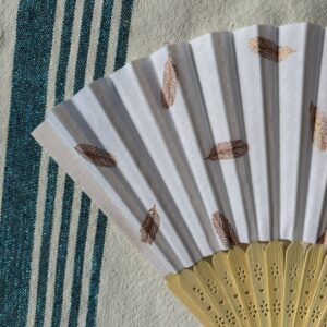 Éventail personnalisé en tissu à plumes rose doré sur fond blanc