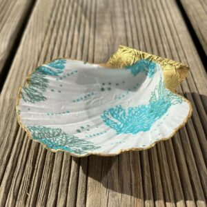 Repose bijoux en coquille Saint Jacques à motif marin