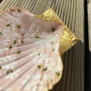 Repose bijoux en coquille St Jacques fleurs blanches fond rose