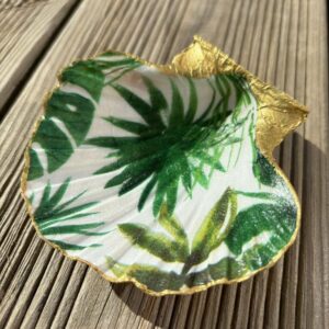Repose bijoux en coquille Saint Jacques motif tropical