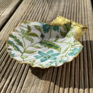 Repose bijoux en coquille Saint Jacques à fleurs bleues