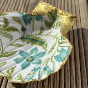 Repose bijoux en coquille Saint Jacques à fleurs bleues