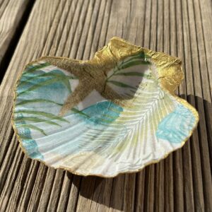 Repose bijoux en coquille Saint Jacques motifs plage