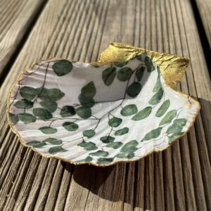Repose bijoux en coquille Saint Jacques motif eucalyptus