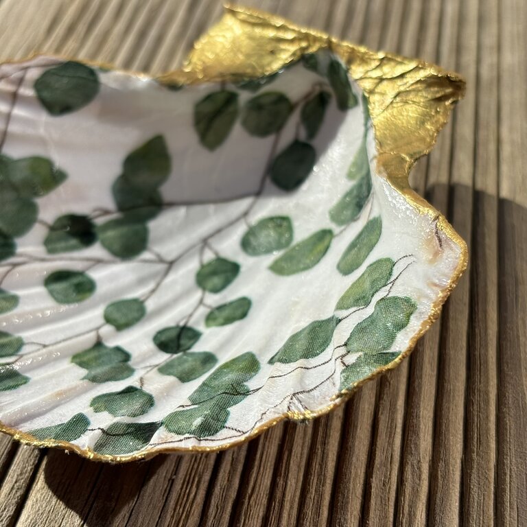 Tatakréa - Repose bijoux #6 détail (2) Repose bijoux en coquille Saint Jacques motif eucalyptus