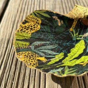 Repose bijoux en coquille Saint Jacques motif jungle et léopard