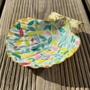 Repose bijoux en coquille Saint Jacques à feuilles multicolores