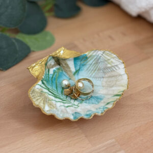 Repose bijoux original coquillage coquillages bord de mer avec bagues posées à l’intérieur.