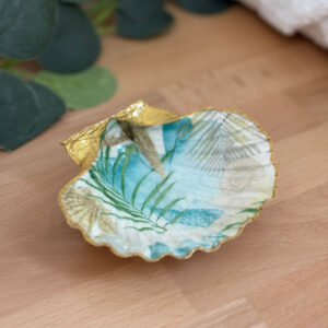 Repose bijoux original coquillage coquillages bord de mer vu de face sur support bois.