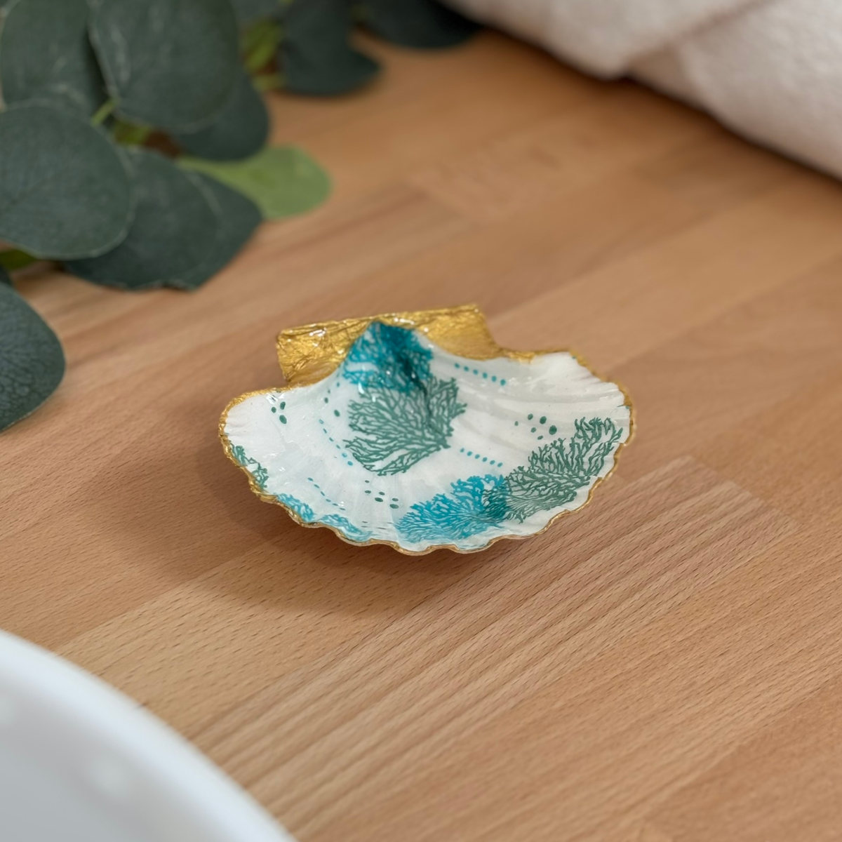 Mise en ambiance Repose bijoux original coquillage corail turquoise en décoration sur meuble bois.