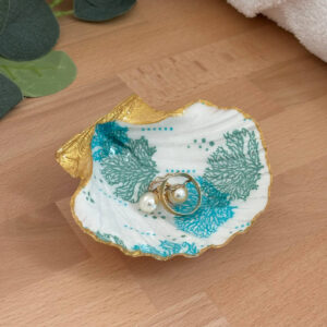 Repose bijoux original coquillage corail turquoise avec bagues posées à l’intérieur.