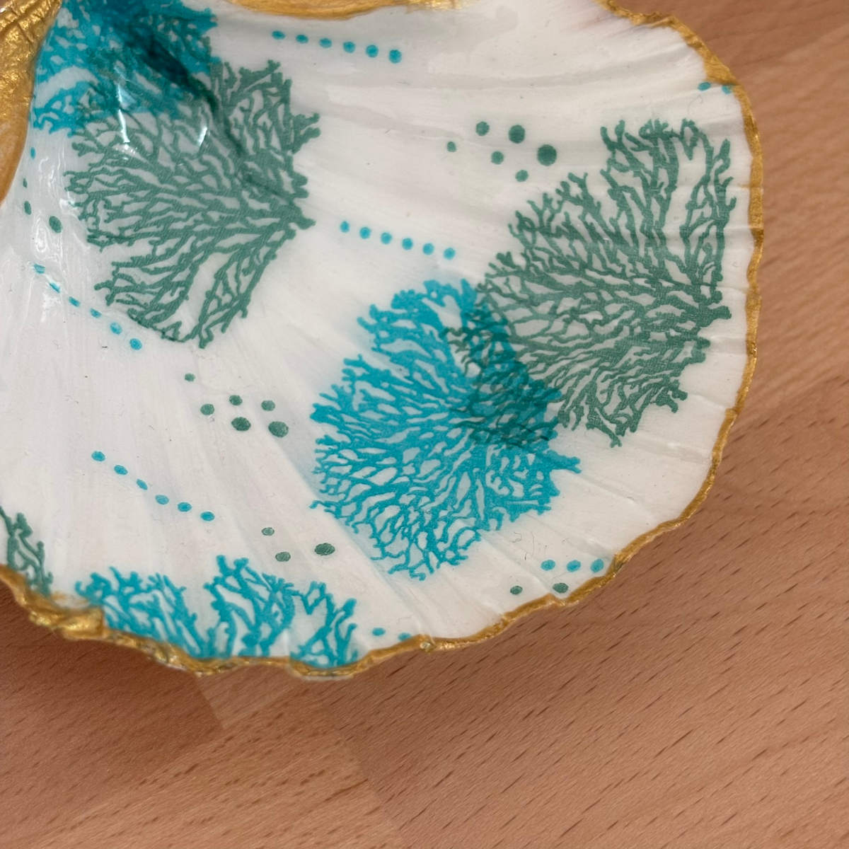 Détail intérieur Gros plan du repose bijoux original coquillage corail turquoise au centre.