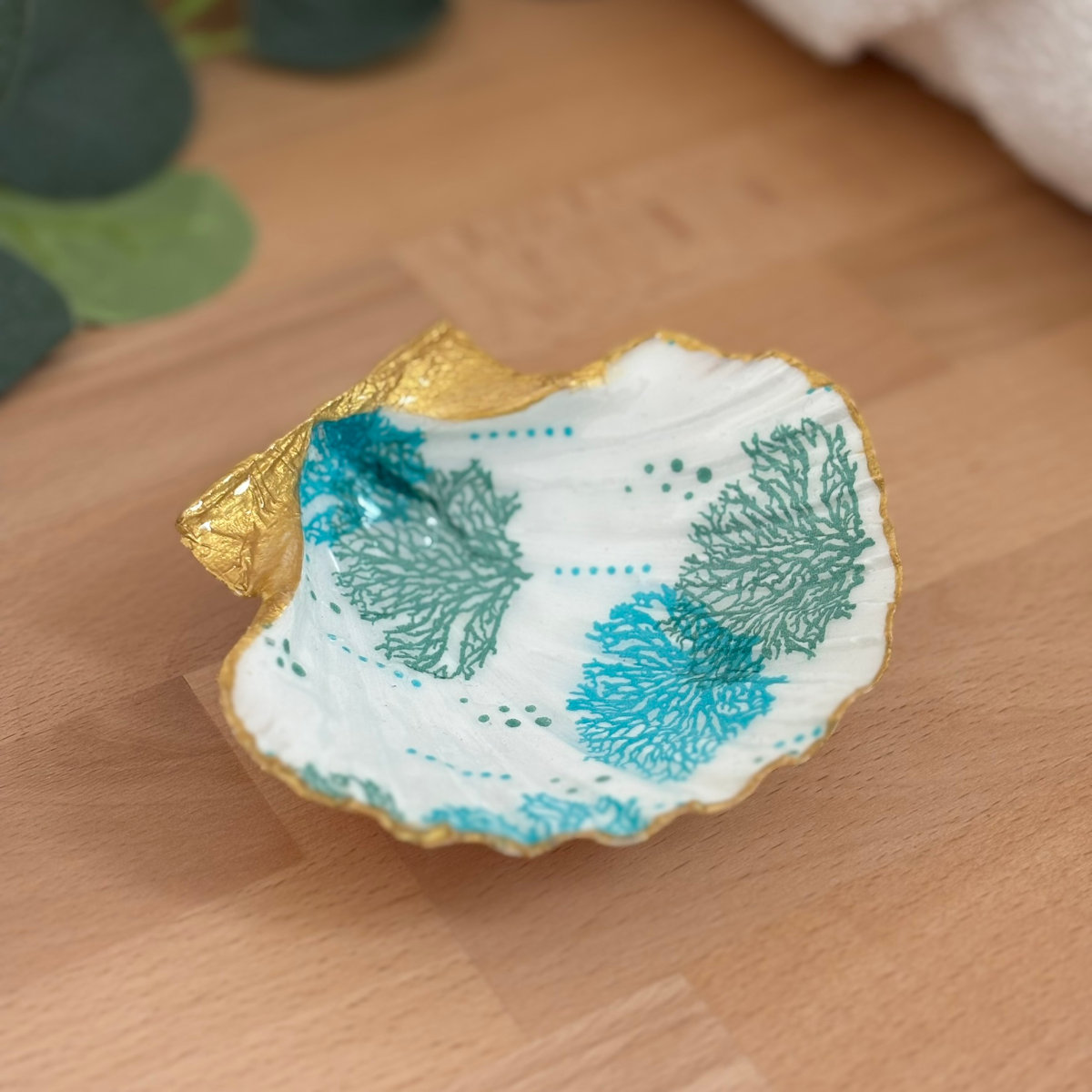 Vue principale Repose bijoux original coquillage corail turquoise vu de face sur support bois.