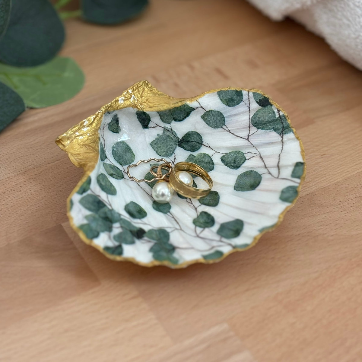 Présentation avec bijoux Repose bijoux original coquillage eucalyptus vert sauge avec bagues posées à l’intérieur.
