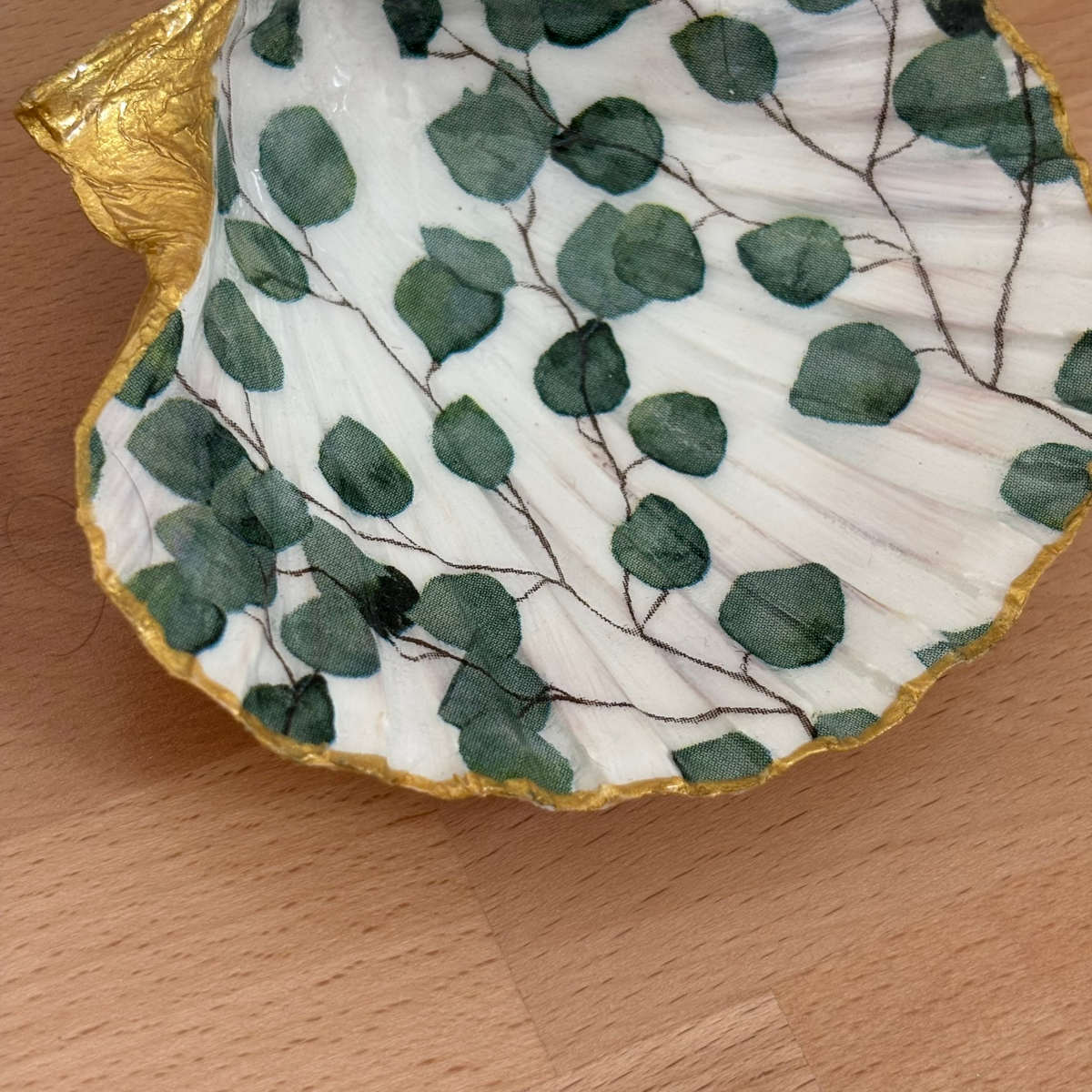 Détail intérieur Gros plan du repose bijoux original coquillage eucalyptus vert sauge intérieur nacré.