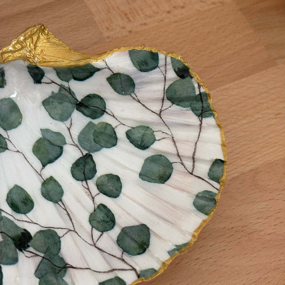 Détail motif Détail du repose bijoux original coquillage eucalyptus vert sauge motif feuillage.