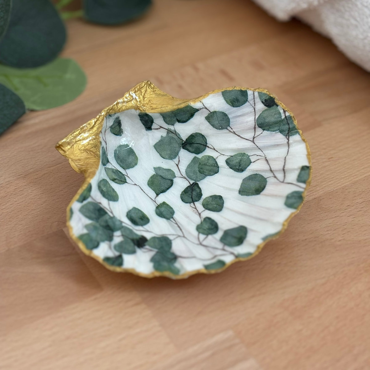 Vue principale Repose bijoux original coquillage eucalyptus vert sauge vu de face sur support bois.