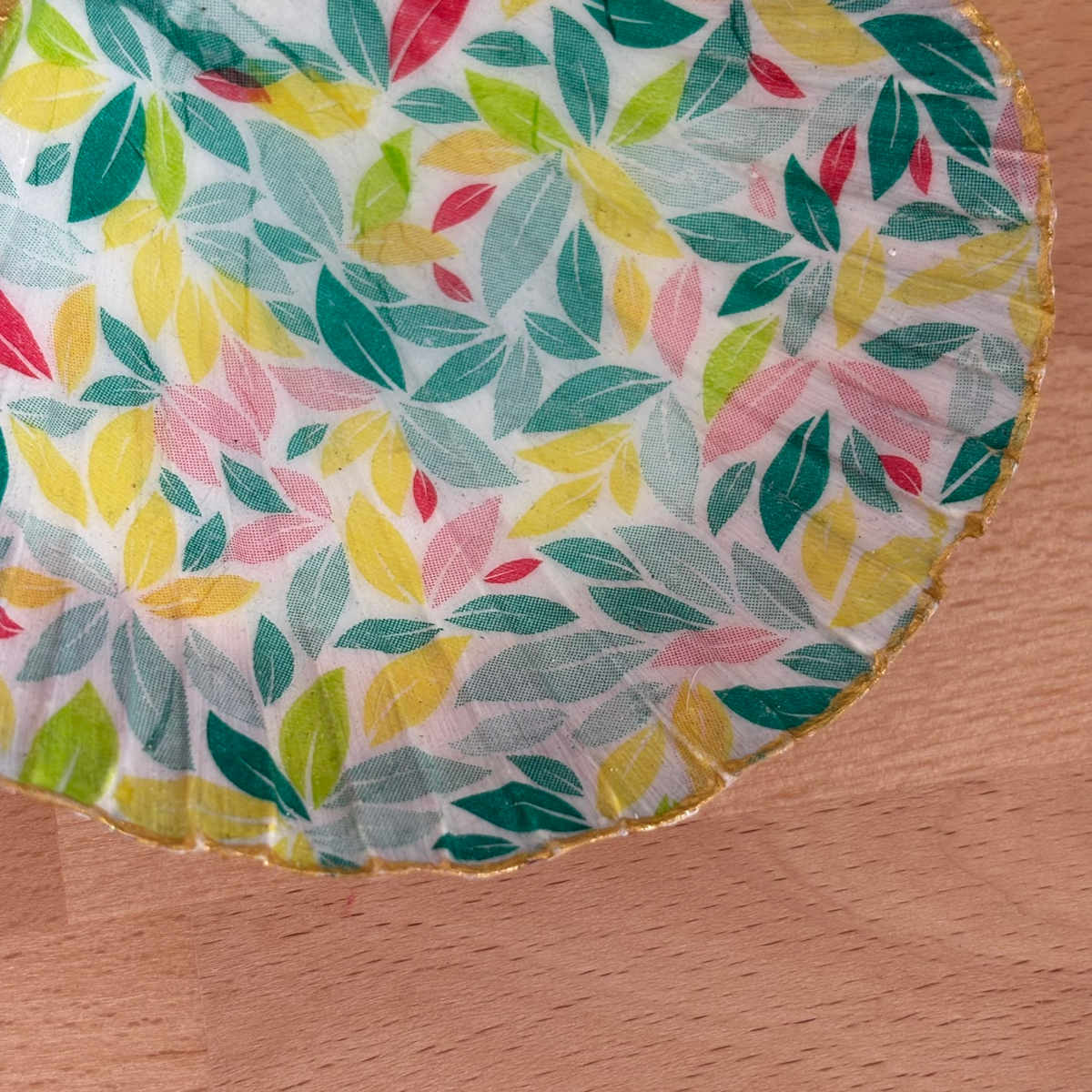 Détail bas Détail du repose bijoux original coquillage feuillage pastel motif végétal.