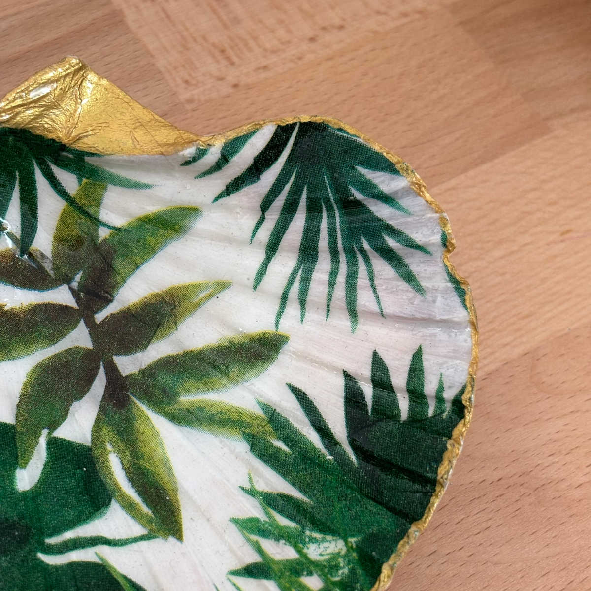 Détail motif tropical Détail du repose bijoux original coquillage feuillage tropical vert motif feuillage.