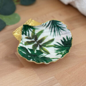 Repose bijoux original coquillage feuillage tropical vert vu de face sur support bois.