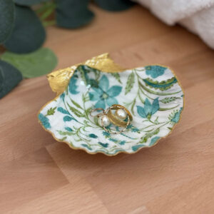 Repose bijoux original coquillage fleurs bleu canard avec bagues posées à l’intérieur.