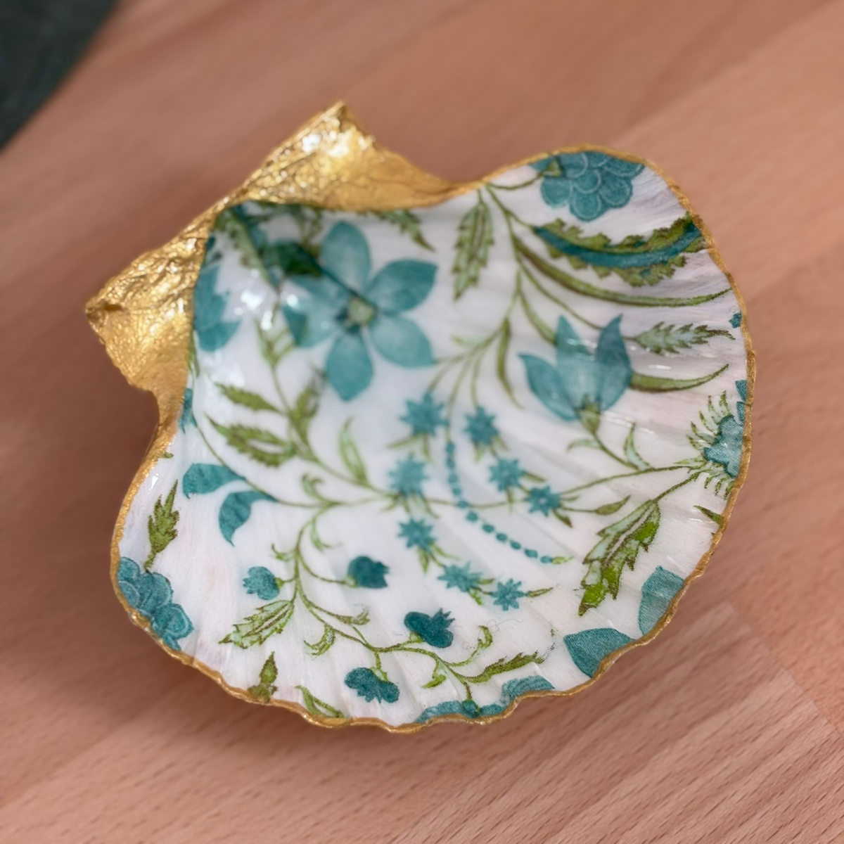 Vue du dessus Repose bijoux original coquillage fleurs bleu canard vu du dessus.