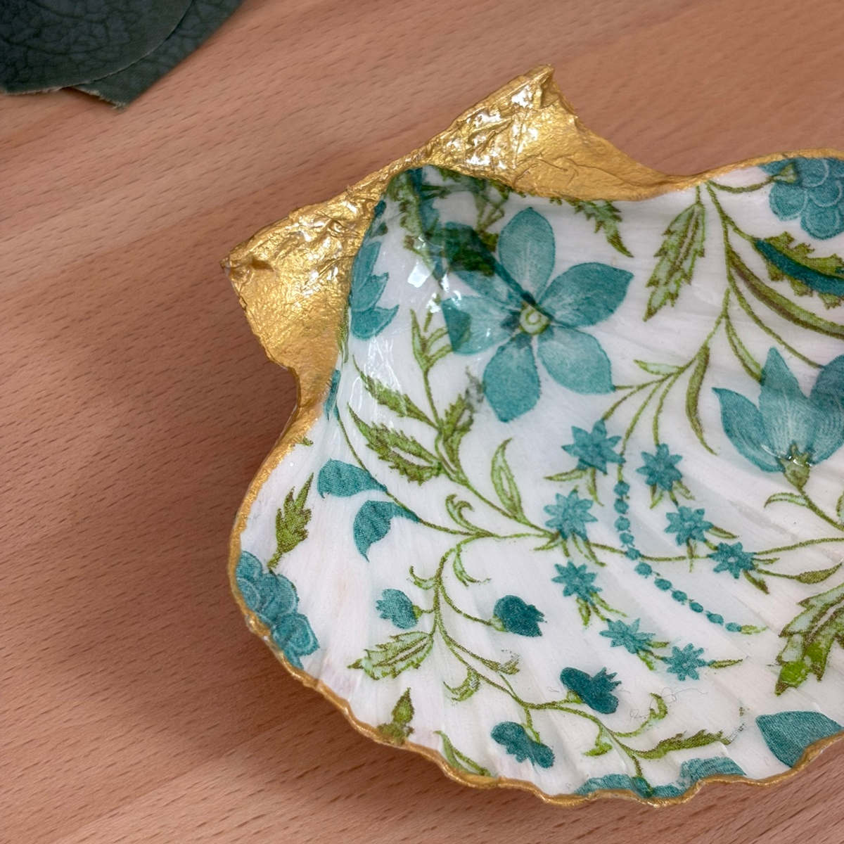 Détail intérieur Gros plan du repose bijoux original coquillage fleurs bleu canard au centre.