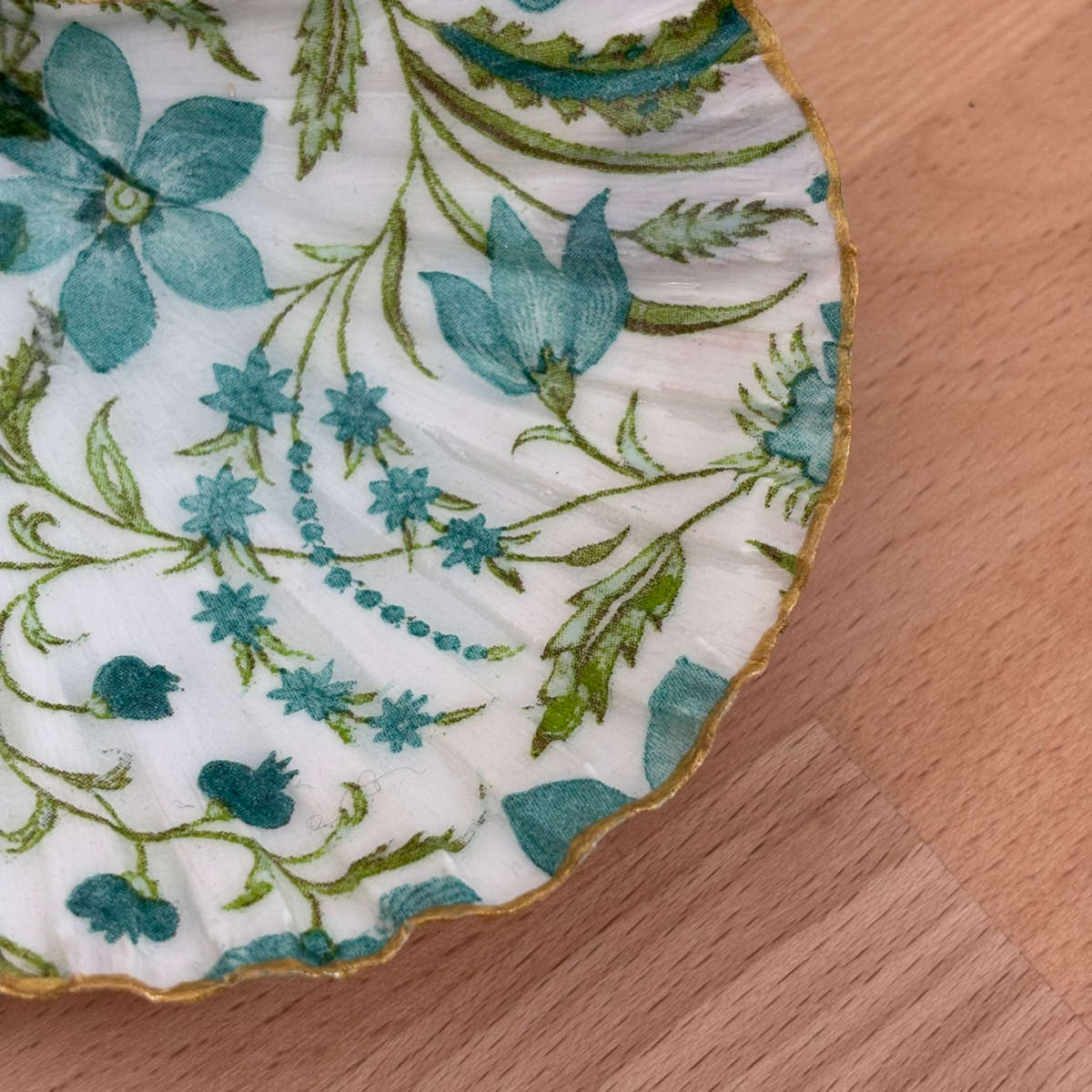 Détail motif floral Détail du repose bijoux original coquillage fleurs bleu canard motif floral.