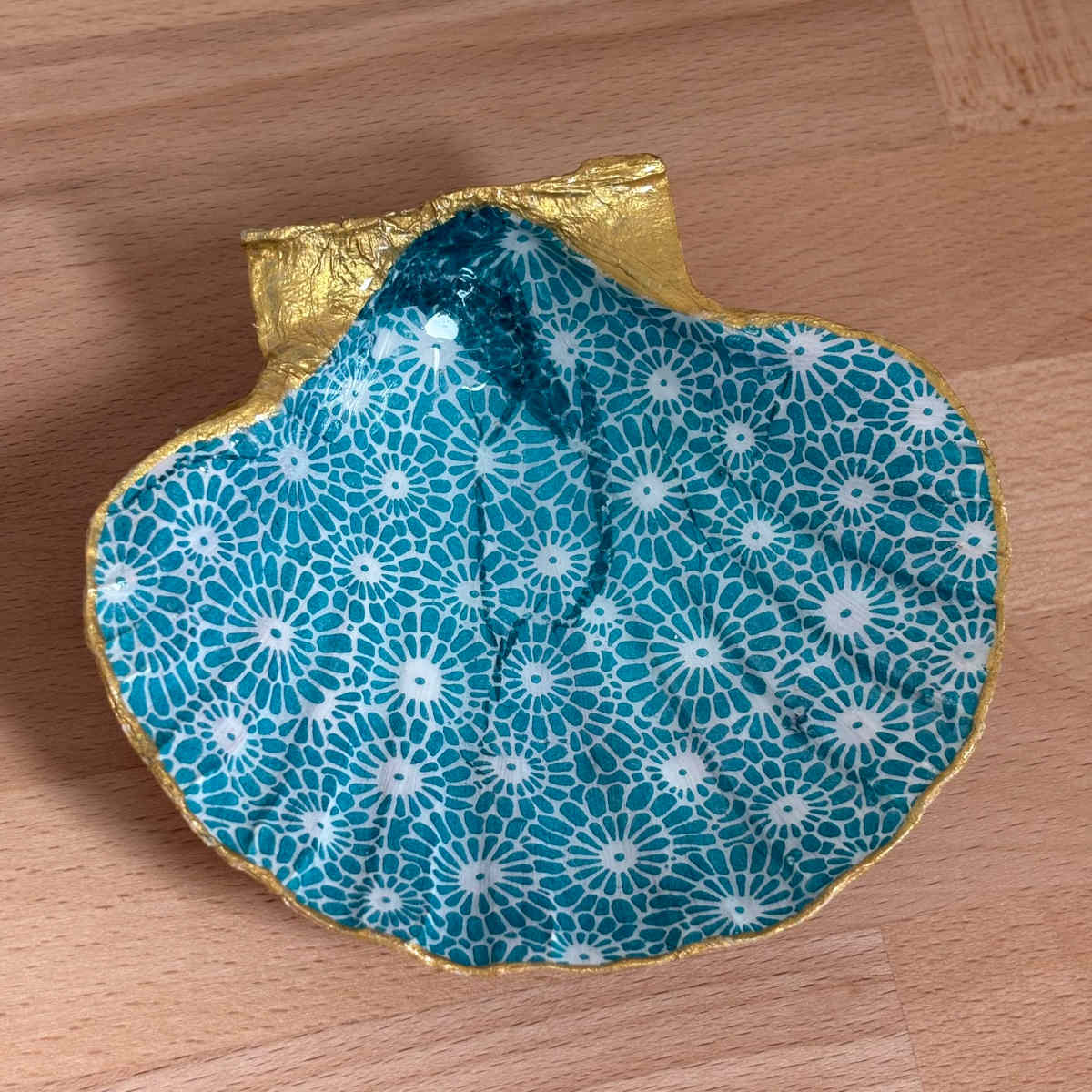 Vue du dessus Repose bijoux original coquillage fleurs turquoise vu du dessus.