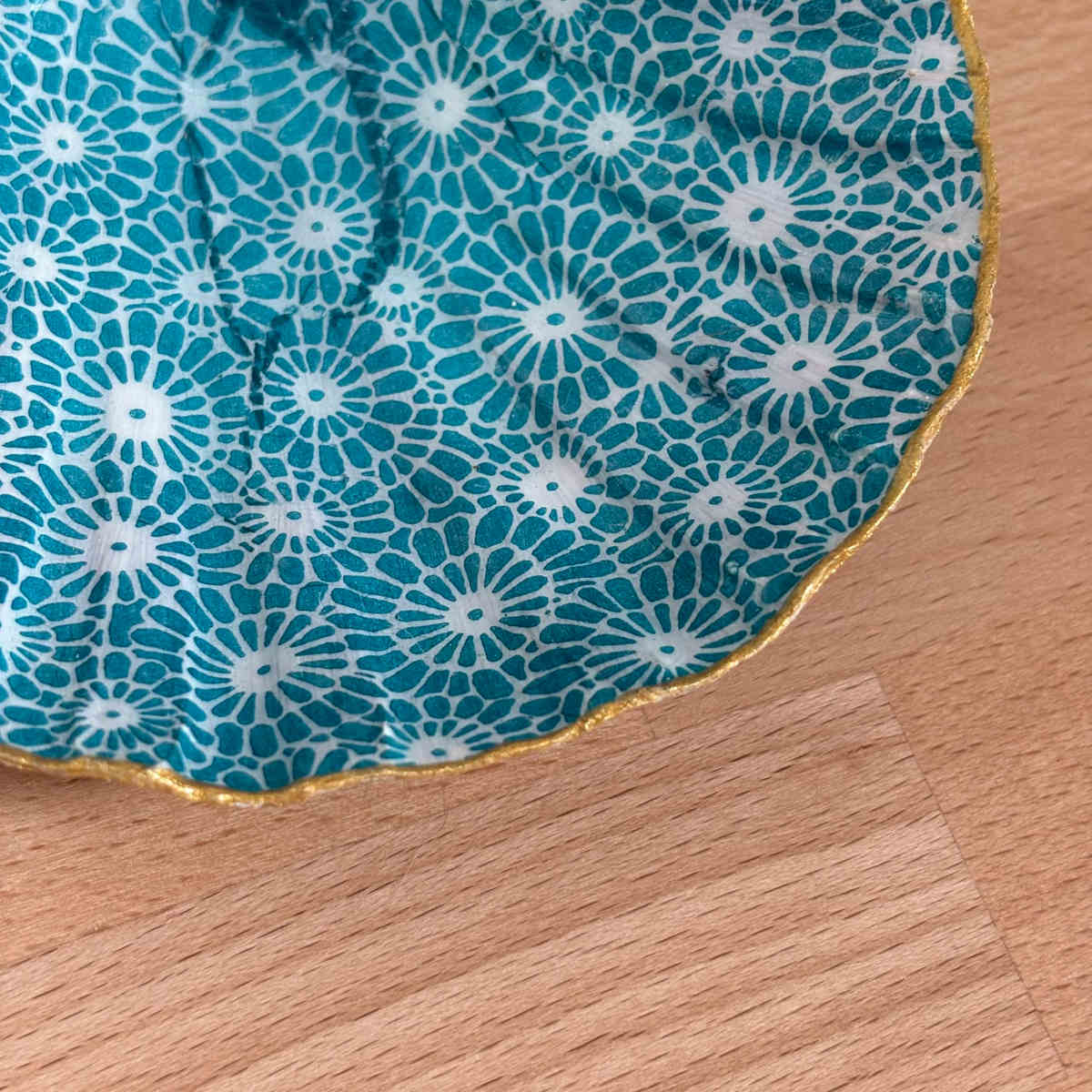Détail bas Détail du repose bijoux original coquillage fleurs turquoise motif floral.