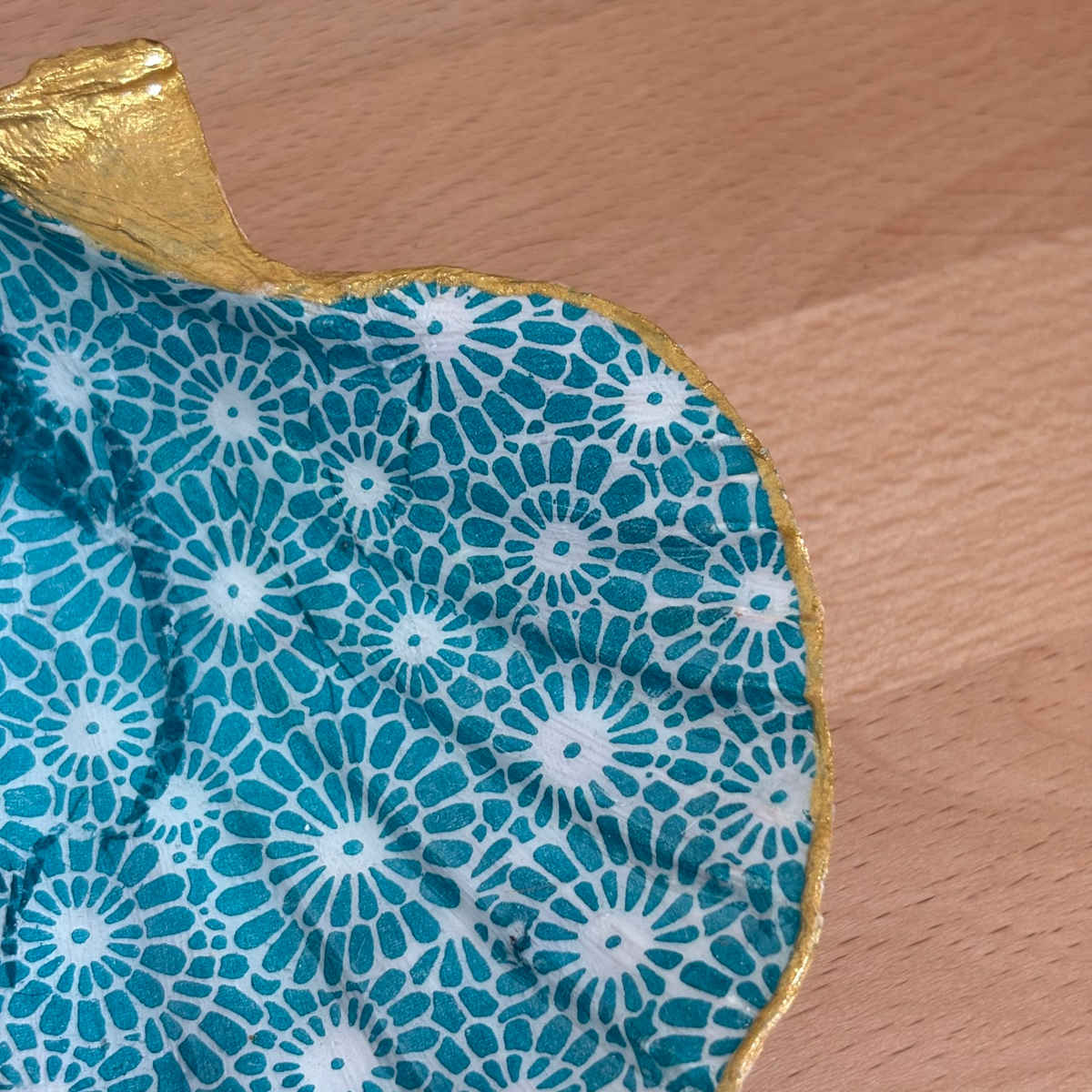 Détail droit Détail du repose bijoux original coquillage fleurs turquoise côté droit.