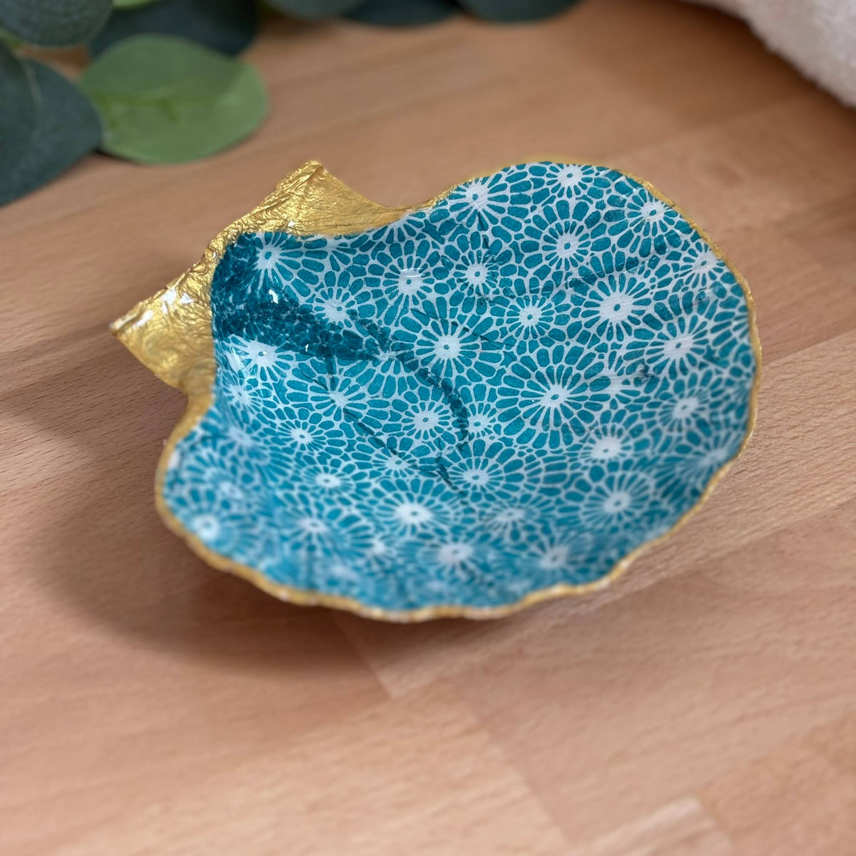 Vue principale Repose bijoux original coquillage fleurs turquoise vu de face sur support bois.