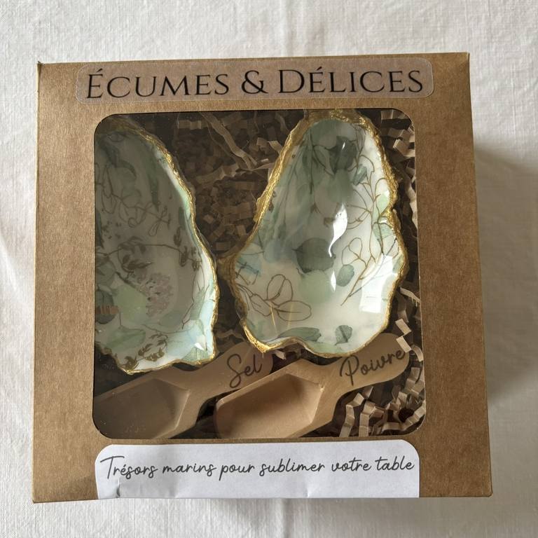 Duo salière et poivrière motif végétal vert et or dans son coffret fermé Coffret fermé contenant une salière et une poivrière originales avec motif végétal vert et doré