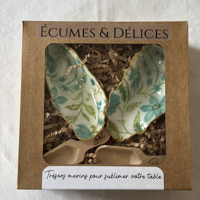 Salière et poivrière originale fleurie – Motif fleurs bleues Salière et poivrière originale fleurie en coffret kraft fermé, motif fleurs bleues