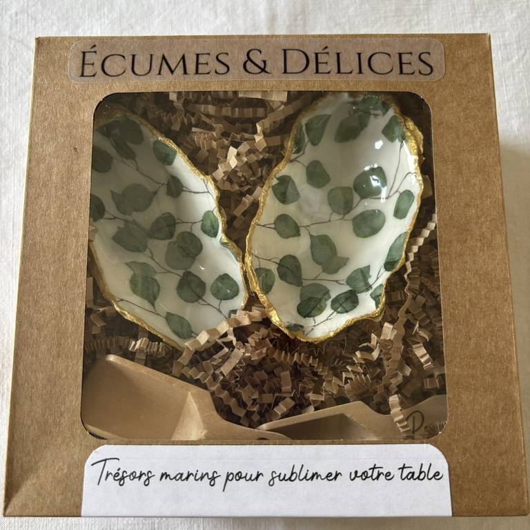 Coffret prêt à offrir – motif eucalyptus Coffret fermé contenant une salière et poivrière en coquilles d’huîtres décorées de feuilles d’eucalyptus