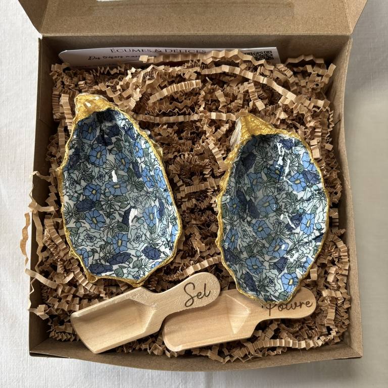 Duo sel et poivre motif fleurs bleues – coffret ouvert Salière et poivrière originale délicate, motif fleurs bleues, en coffret ouvert avec cuillères en bois