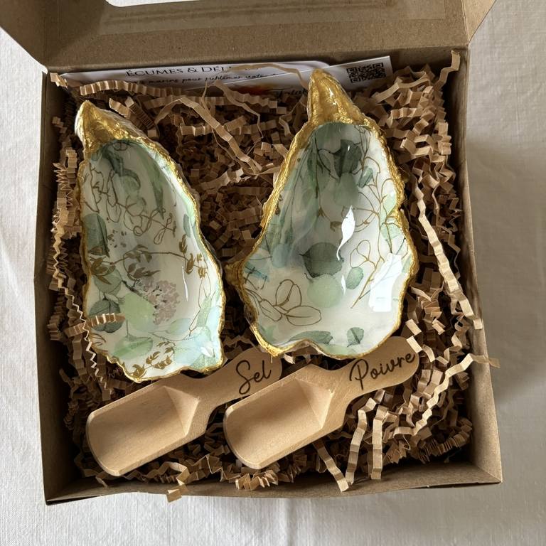 Coffret ouvert avec duo salière et poivrière motif végétal vert et or Coffret ouvert avec salière et poivrière originales motif végétal vert et doré