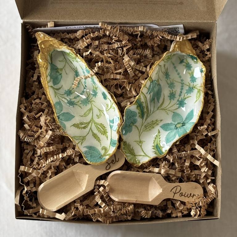 Duo sel et poivre en coquilles dorées motif fleurs bleues dans leur coffret Salière et poivrière originale fleurie en coffret kraft ouvert, motif fleurs bleues