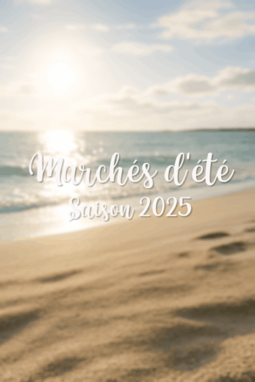 Texte "Marchés d'été – Saison 2025" sur fond de plage ensoleillée, pour annoncer la présence sur les marchés d'été dans le Pays Bigouden.