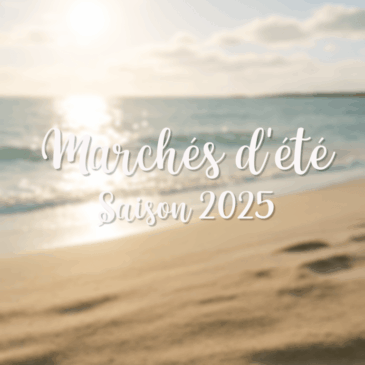Texte "Marchés d'été – Saison 2025" sur fond de plage ensoleillée, pour annoncer la présence sur les marchés d'été dans le Pays Bigouden.