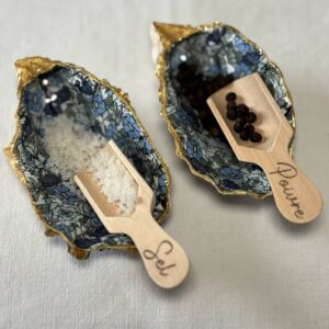 Salière et poivrière originale décorative motif fleurs bleues, remplies de sel et poivre