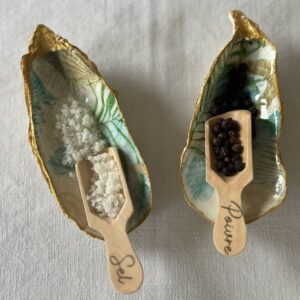 Salière et poivrière en coquilles avec sel et poivre, motif coquillages vert d’eau