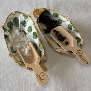 Coquilles garnies de sel et poivre, décorées de feuilles d’eucalyptus et dorées à la main